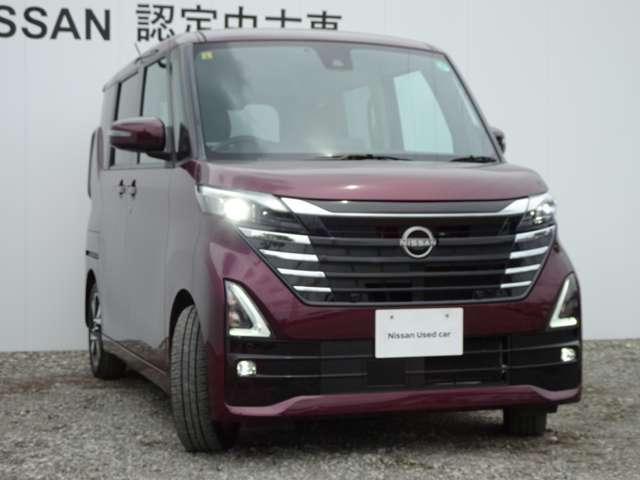 アダプティブLEDヘッドライト。フロントカメラで前方の状況を検知し対向車や先行車に眩しい思いをさせることなく必要なところだけを遠くまで照射します。
