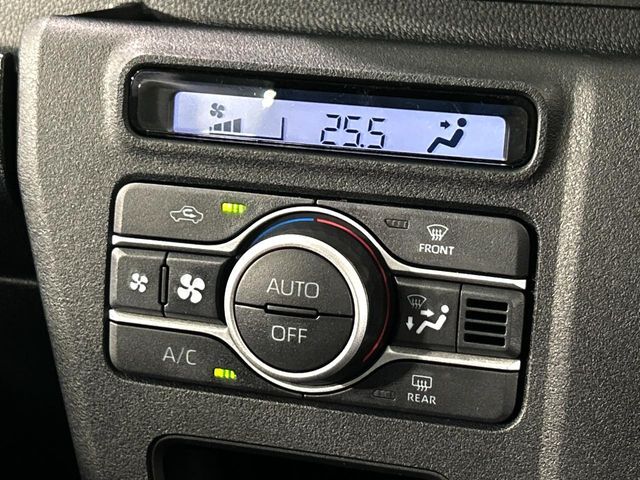 【オートエアコン】一度お好みの温度に設定すれば、車内の温度を検知し風量や温度を自動で調整。暑い…寒い…と何度もスイッチ操作をする必要はありません。快適な車内空間には必須の機能ですね♪
