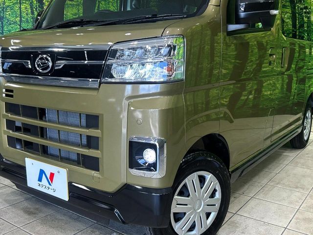 【LEDヘッドライト】悪天候や夜間走行時も良好な視界を確保し安心して運転できる高輝度LEDヘッドライトを装備！点灯速度が早く、消費電力も抑えられています。