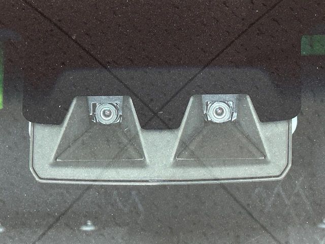【スマートアシスト】走行中に前方の車両等を認識し、衝突しそうな時は警報とブレーキで衝突回避と被害軽減をアシスト。より安全にドライブをお楽しみいただけます。