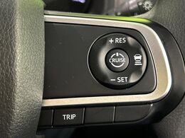 【アダプティブクルーズコントロール】高速道路での長距離走行が楽に！！自動で速度を保つクルーズコントロールが、衝突軽減システムと連携し、前方の車両を感知して車間を保つように速度調節してくれます！！