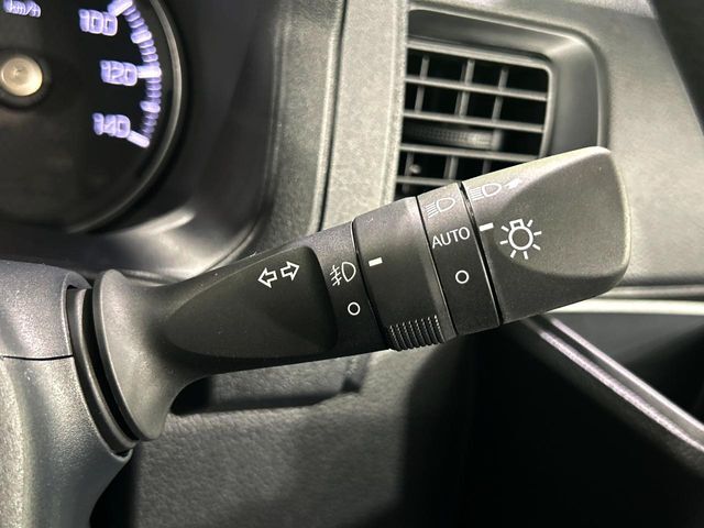 【オートライト】周りの明るさに応じて自動でヘッドライトの点灯・消灯ができる機能です！ライトの付け忘れ・消し忘れなどが無くなり、雨の日や夕方の走行も安心！トンネル通過時も便利ですね♪