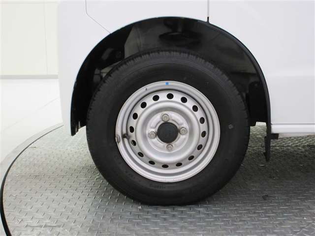 タイヤサイズは 145/80 R12 です。
