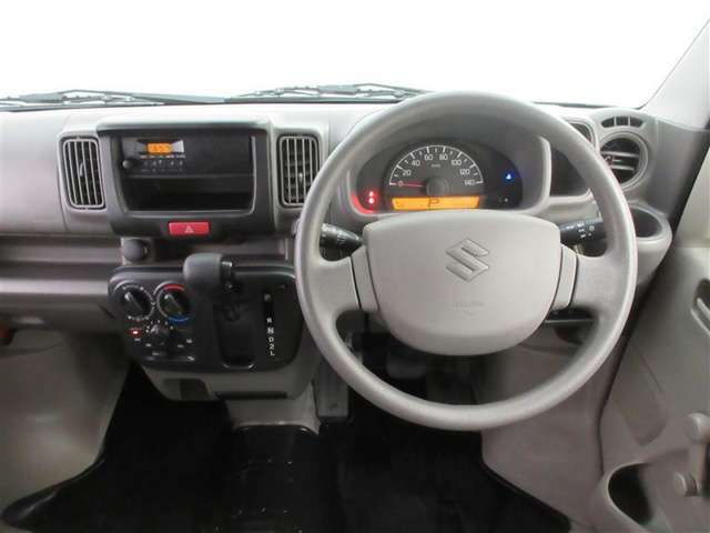 インパネはシンプルなデザイン。運転もしやすそう♪