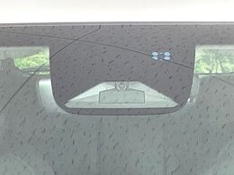 【ホンダセンシング】走行中に前方の車両等を認識し、衝突しそうな時は警報とブレーキで衝突回避と被害軽減をアシスト。より安全にドライブをお楽しみいただけます。