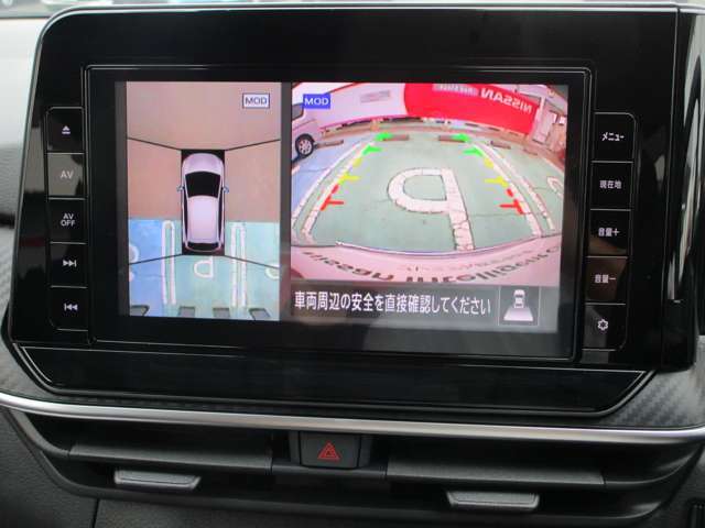 アラウンドビュー付き。上空から車両を見下ろしたような画像に加工された映像をディスプレイで確認しながら車庫入などができ大変便利です。