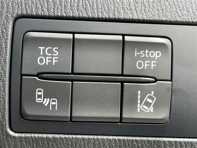 【路外逸脱抑制機能】はみ出しそうなとき、車線内に戻すようにします。ディスプレー表示とステアリング振動の警告で注意を促すとともに、車線内へ戻るようにステアリング操作を支援します。