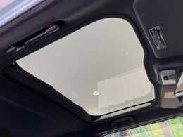 【ガラスルーフ】ガラスルーフ搭載で車内の解放感が一気にアップ！開放的なドライブをお楽しみいただけます。