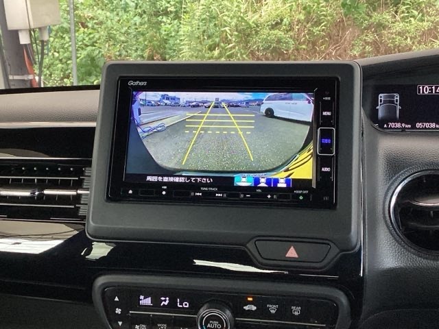 バックモニターにガイド線表示付きなので車庫入れも安心【カメラアングルは3パターンから選べます】知らない道でも安心して楽しくお出かけができます。