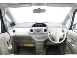 すっきりまとめられた視認性の良いインパネ周り。操作スイッチも使いやすい位置に配置されています。