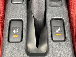 【シートヒーター】寒い日に重宝するシートヒーター！エアコンより早く温まってくれるので寒がりの人も安心ですね♪エアコンの温風は乾燥するから苦手、という方にもをおすすめです。