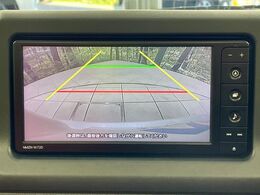 【バックカメラ】駐車時に後方がリアルタイム映像で確認できます。大型商業施設や立体駐車場での駐車時や、夜間のバック時に大活躍！運転スキルに関わらず、今や必須となった装備のひとつです！