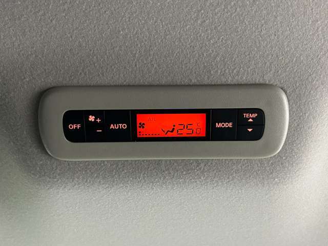 【リアオートエアコン】後席の温度調節をしてくれいつでも快適な車内空間を作ってくれます。