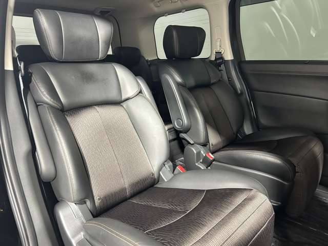 【2列目シート】店舗にて現車の確認も頂けますので、お電話で在庫のご確認の上是非ご来店くださいませ！！！後席モニター(フリップダウンモニター)の取付も可能です。