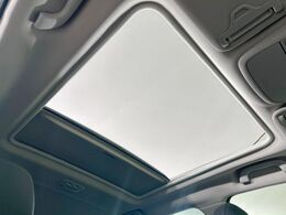 【大型サンルーフ】車内の解放感が一気に上がる大型のパノラマルーフ！季節を問わず開放的で快適なドライブをお楽しみいただけます。流通量も少なく希少価値の高い人気の装備です♪