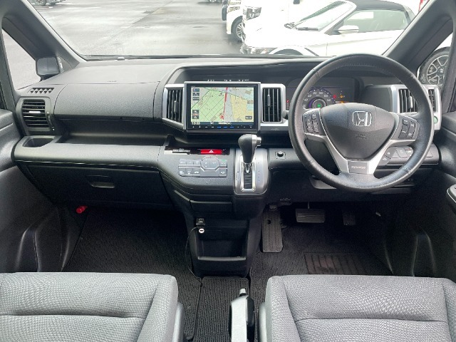 ステアリングリモコンがついていますので、音量やチャンネルを手元で操作することができます。