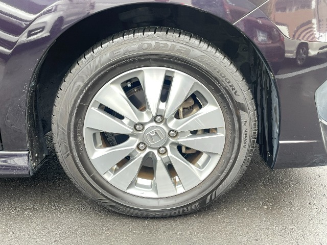 フロントタイヤの写真です。純正アルミホイール仕様になっています。