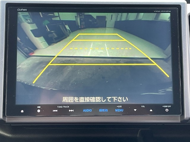 車庫入れ時に安心のバックカメラがついています。