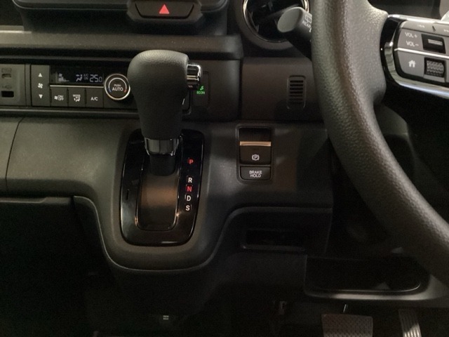 運転席周辺のスマートなレイアウトが、操作のしやすさを実現。快適なドライブをサポートします。手元で操作ができる、電子制御パーキングブレーキ。