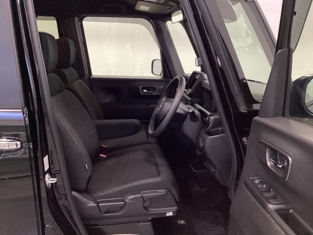 【ベンチシート】運転席と助手席の移動もスムーズ！狭い駐車場での乗り降りや、お子様の乗り降りにも便利です。座席の間にコンソールボックスやドリンクホルダーがないため、車内空間が広く感じます。