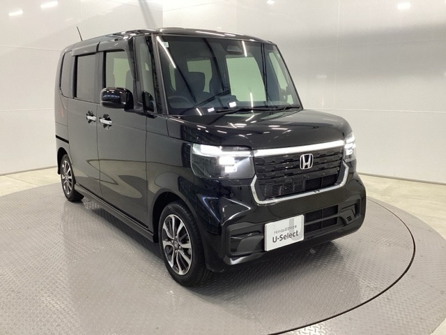 スライドドアなら狭い駐車場でもドアをぶつける心配がありません。ステップが低く乗り降りもしやすいです。【助手席側。電動スライドドア】ドアハンドを少し引くだけでリアドアが自動開閉します。