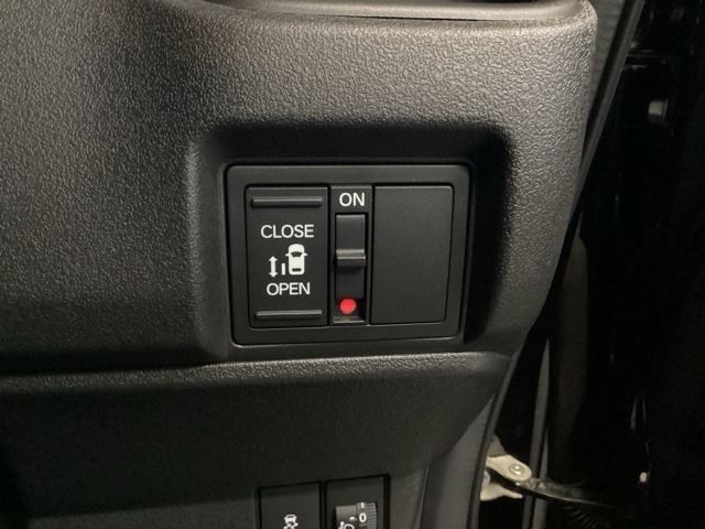 リモコンや運転席のスイッチ操作で楽々自動開閉。【助手席側。電動スライドドア】