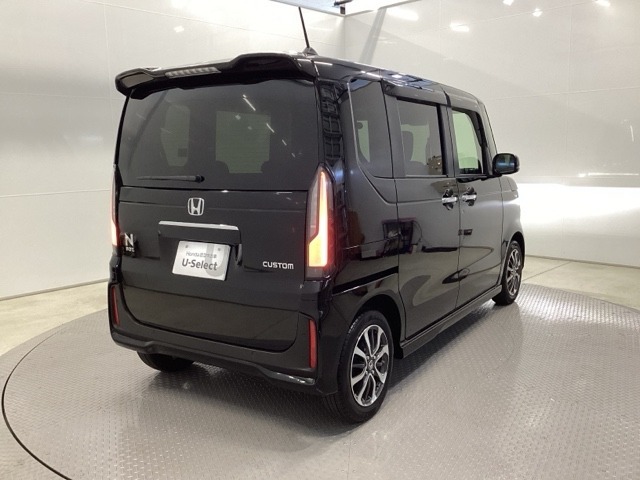 プライバシーガラスが装備されています。外を見るときには気にならずに、後方車両からは車内が見えにくい設計になっております。