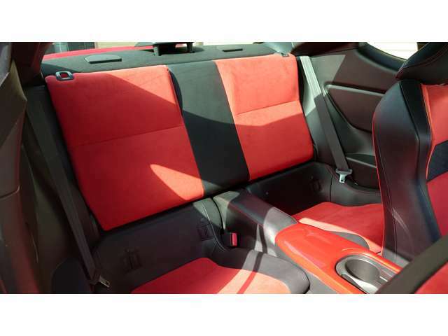 リヤシートも目立ったキズや汚れもなく綺麗な状態です。「86」の後部座席は左右独立式になっており、フラットでシンプルなデザイン。しっかり体を支えてくれる3点式シートベルトが備わっているのも特徴です。
