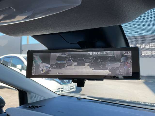 スマートルームミラー。後方の様子がカメラで確認できます。