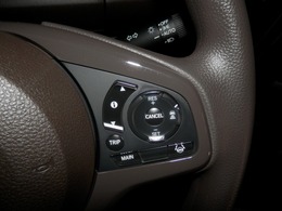 【アダプティブ・クルーズ・コントロール】予め設定した車速内でクルマが自動的に加減速。 前走車との適切な車間距離を維持しながら追従走行し、高速道路でのドライバーの疲労を軽減してくれる嬉しい機能付♪