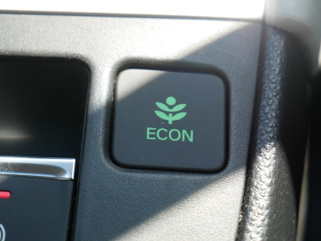 【ECONスイッチ】　ECONスイッチを押すと、加速時のアクセルの踏みすぎやエアコンの効きすぎなどを抑え燃費向上に役立ちます。