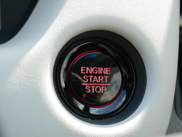 【プッシュスタートボタン】カギを差し込むことなくボタンを押すことでエンジンスタートができます。