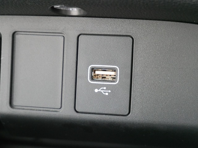 【コネクタ】USB充電用端子が備わっています。