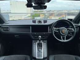 ブラックで統一されたインテリア　　スポーツクロノ搭載車