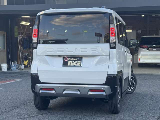 コーナーセンサーをクルマの前後に装備。障害物までの距離に応じてディスプレイ表示と警告音を変えてお知らせ。縦列駐車時や駐車場・車庫などでの取り回しをサポートします。