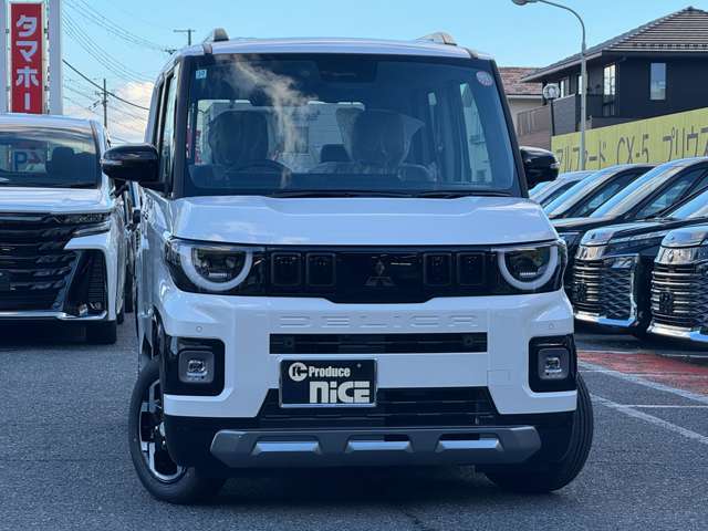 厚みのある角ばったボディに、ワイドなスキッドプレート。ロゴを大きく配したリヤスタイルは、アウトドアで存在感を主張します。