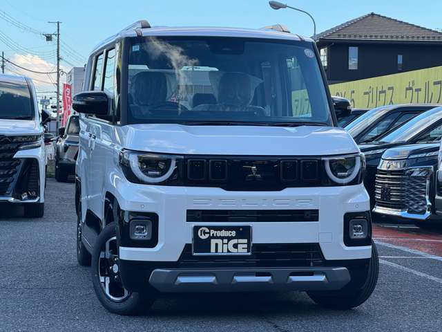 アウトドアに映える個性的なフロントフェイス。やんちゃな目がキリリ。大きくなったヘッドライト。ターンランプが点灯すると、キュートなうるるん顔に。