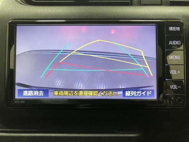 【バックガイドモニター】後方の映像をナビ画面に表示するだけでなく、ステアリング操作に連動して動くガイド線も同時に表示！予想進路の確認をしながら後退できるので便利です！