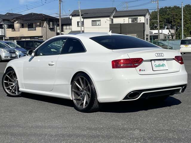 なかなか見ることのできないアンダーフロアですがスポーツカー選びの重要なチェックポイントです。当車両には、フロア・フレームに損傷、歪みなどもありません。