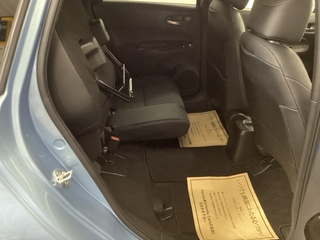 シートをはね上げれば、高さのある荷物も積めます。