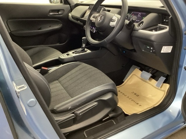 フィット感のあるシート。身体をしっかりと支えてくれるので、長時間の運転も快適にサポートしてくれます。
