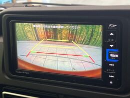 【バックカメラ】駐車時に後方がリアルタイム映像で確認できます。大型商業施設や立体駐車場での駐車時や、夜間のバック時に大活躍！運転スキルに関わらず、今や必須となった装備のひとつです！