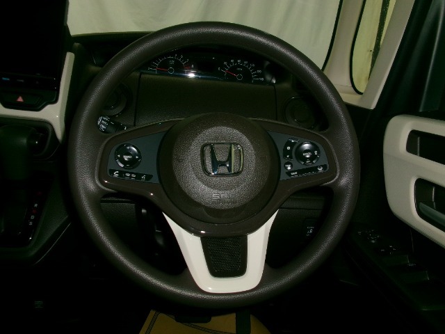 ステアリングスイッチでオーディオ各種操作が可能で、運転に集中できます。安心・安全・快適なドライブをお楽しみいただけます。