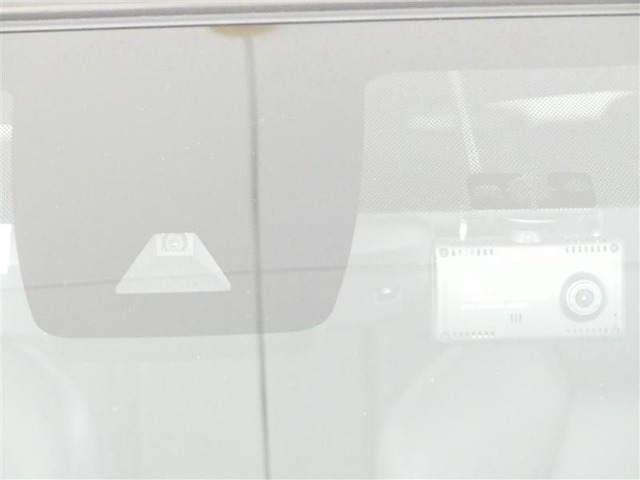サポカーSとは、衝突被害軽減ブレーキに加えて、高齢者に多いと言われている踏み間違い事故防止をサポートする機能です。詳しくは販売店スタッフまでおたずねください。