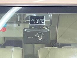 【ドライブレコーダー】安心・安全なカーライフに必須のドライブレコーダーを装備！走行中はもちろん、あおり運転や事故に遭遇した際の状況も映像で記録し、万一のリスクに備えます。