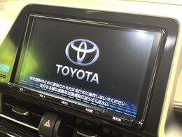 【メーカー純正ナビ】インテリアに溶け込むスタイリッシュな「専用設計」メーカーナビを装備♪視認性や操作性など基本性能にも優れ、より上質なカーライフをお楽しみいただけます。