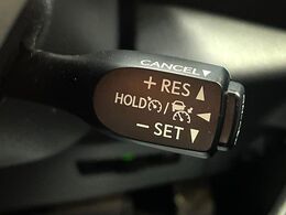 【レーダークルーズコントロール】高速道路での長距離走行が楽に！！自動で速度を保つクルーズコントロールが、衝突軽減システムと連携し、前方の車両を感知して車間を保つように速度調節してくれます！！