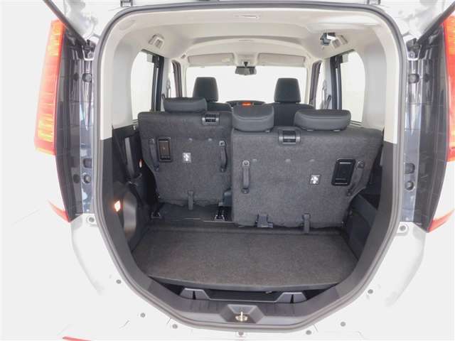 低いフロアーと高いルーフで荷物の出し入れがしやすいラゲージスペース