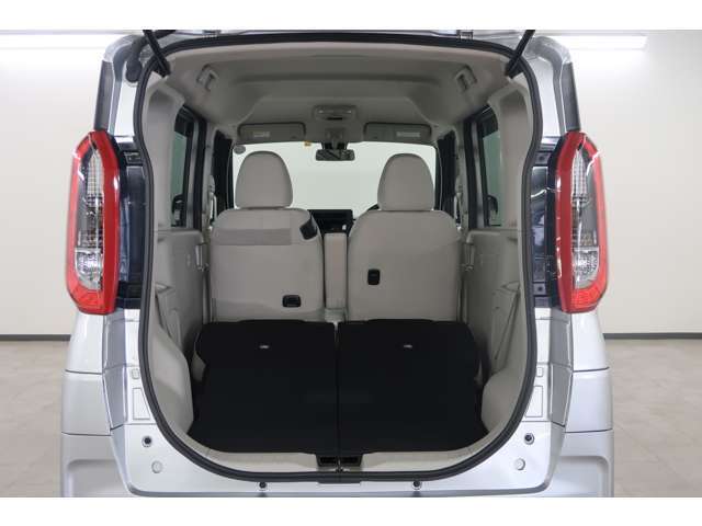 後席の左右を倒せば大きな荷室に