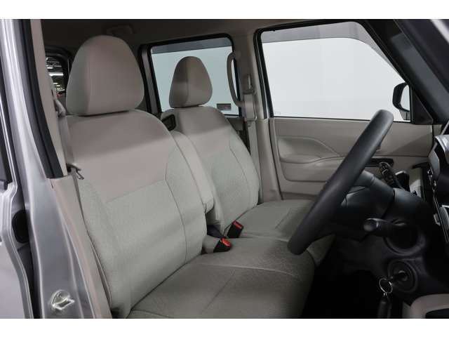 ベージュ内蔵　横の移動もスムーズに可能　フロントベンチシート　シートヒーターを装備
